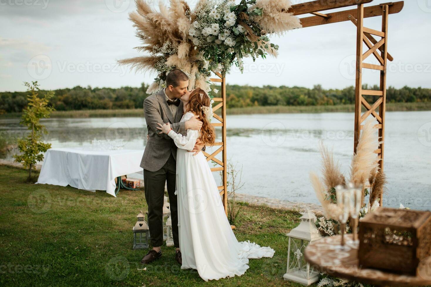 Casamento cerimônia do a recém-casados dentro uma país chalé foto