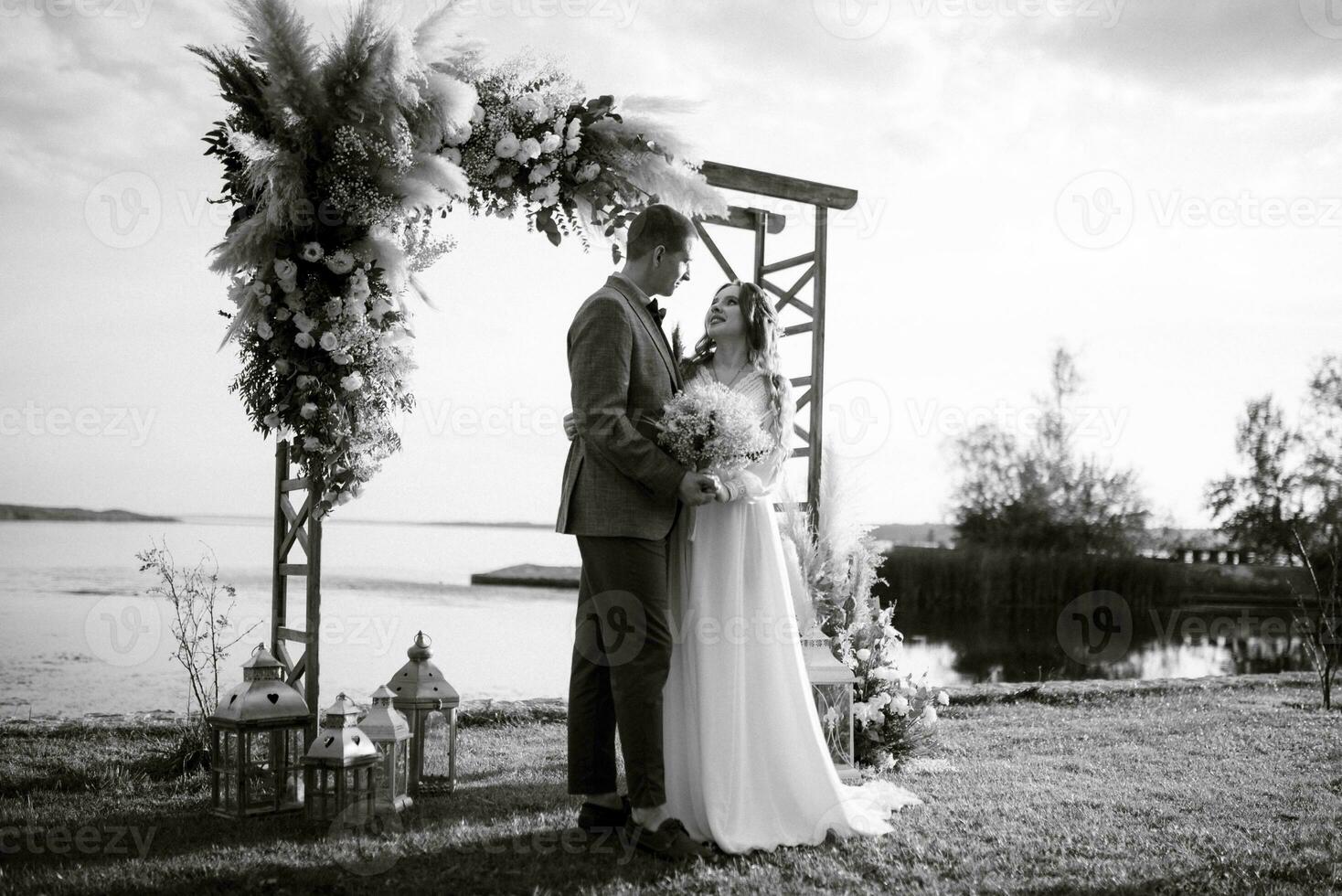 Casamento cerimônia do a recém-casados dentro uma país chalé foto