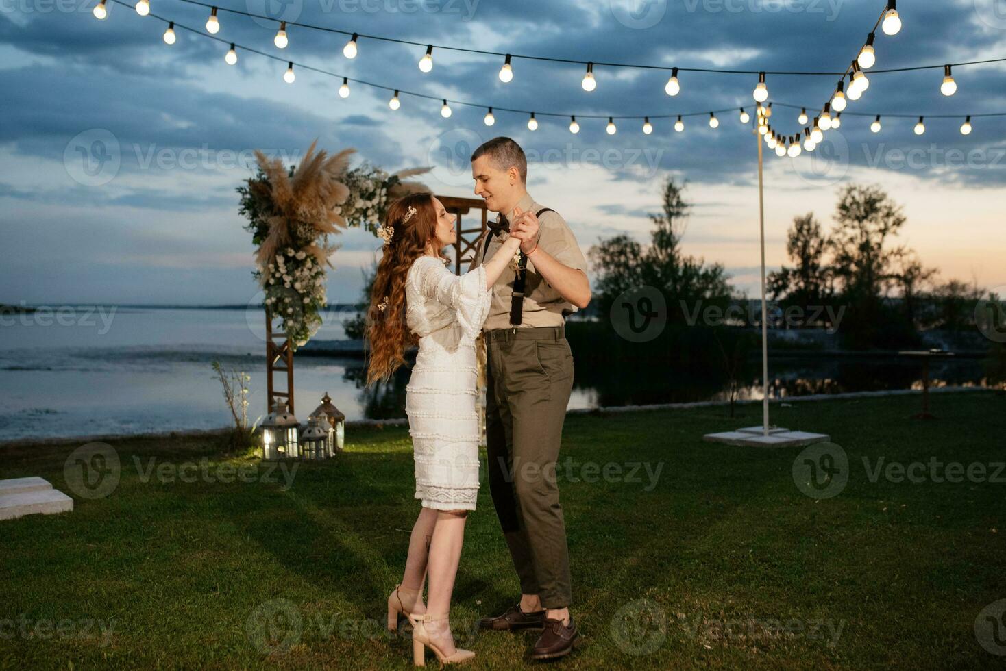 a primeira dança do casamento dos noivos foto