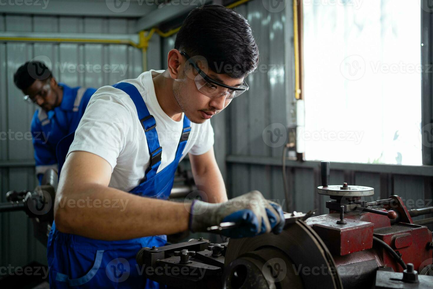 girando engenheiro trabalhando dentro industrial fábrica. industrial plantar conceito fábrica engenheiro. industrial plantar torno fábrica. foto