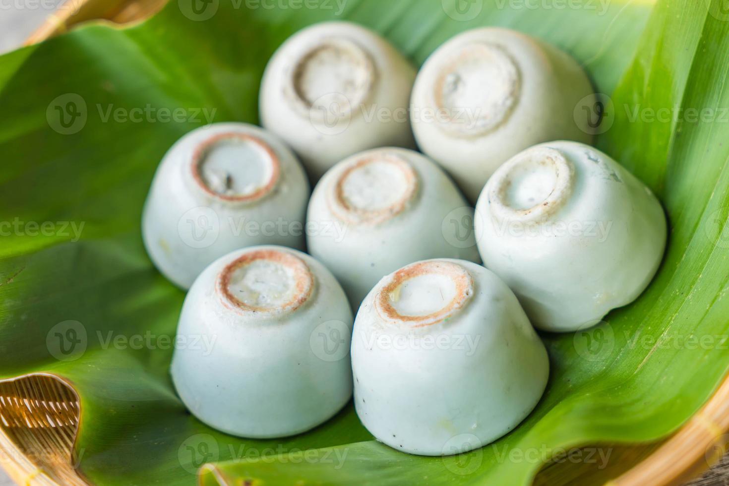 Creme de leite de coco em copinho de porcelana foto