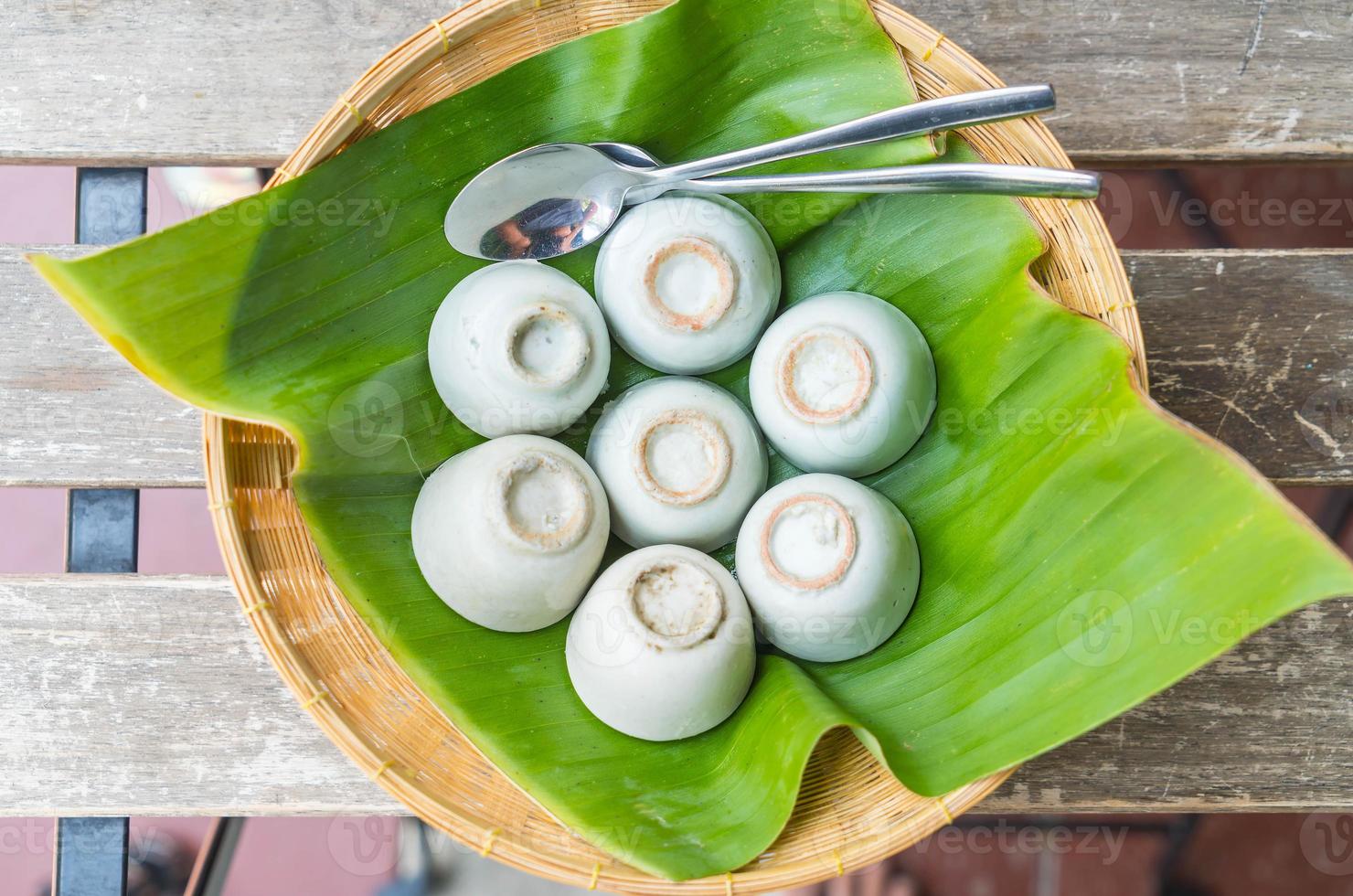 Creme de leite de coco em copinho de porcelana foto