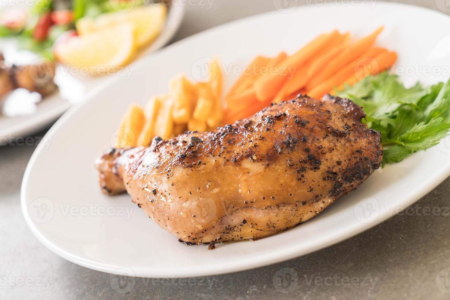 bife de frango na coxa na mesa de jantar foto