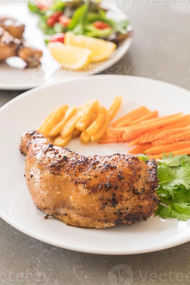 bife de frango na coxa na mesa de jantar foto