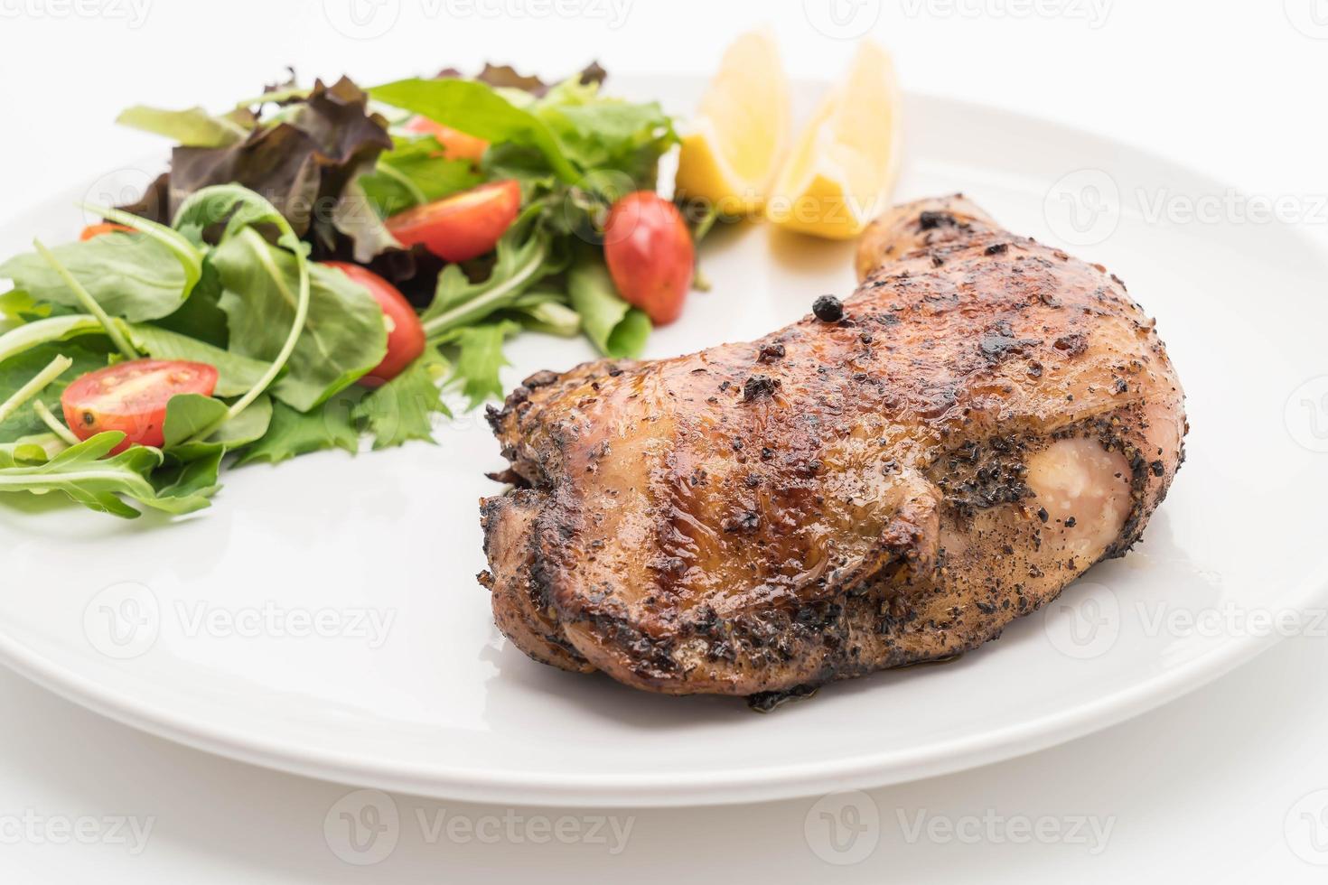 bife de frango na coxa na mesa de jantar foto