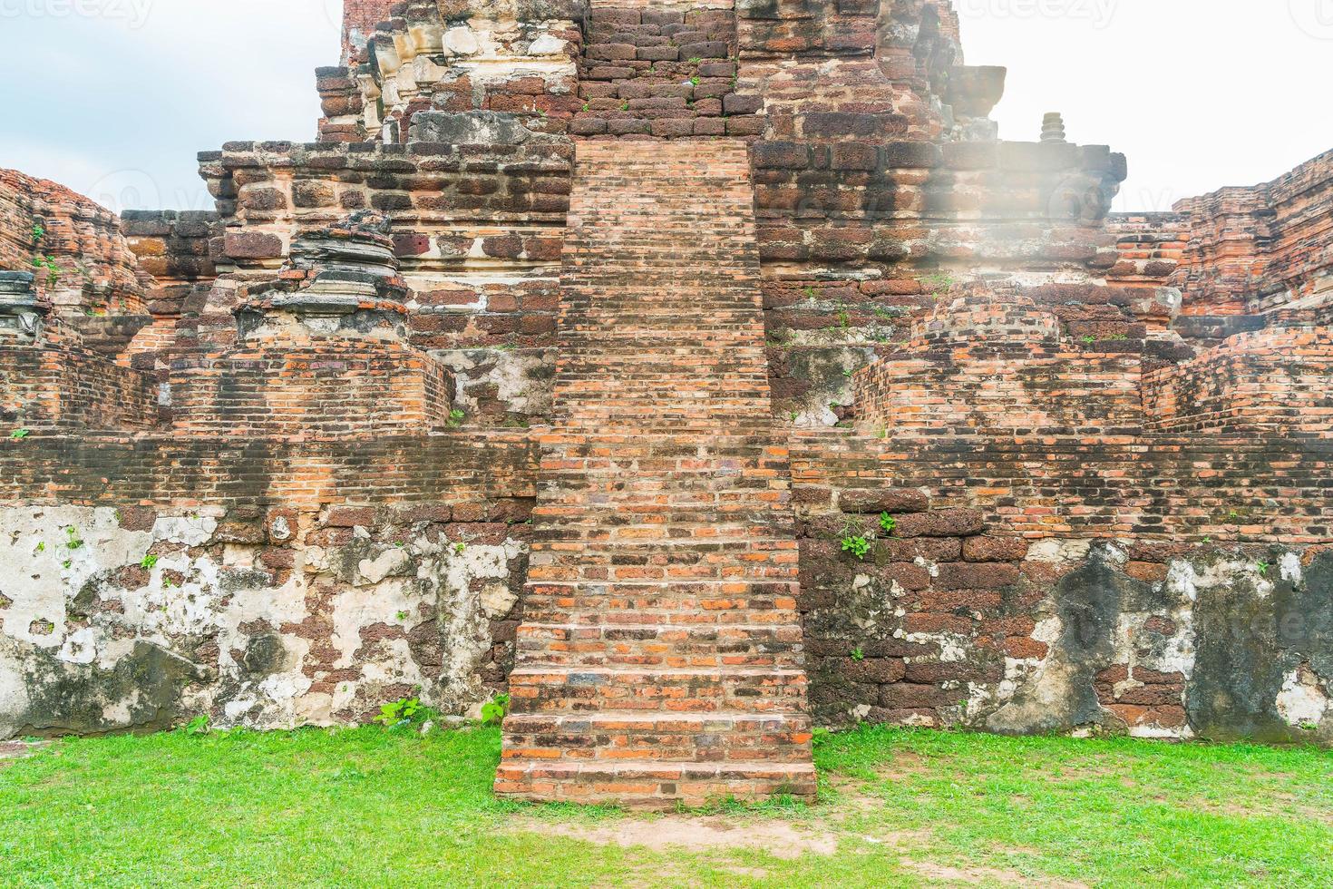 bela arquitetura antiga histórica de Ayutthaya na Tailândia - impulsione o estilo de processamento de cores foto