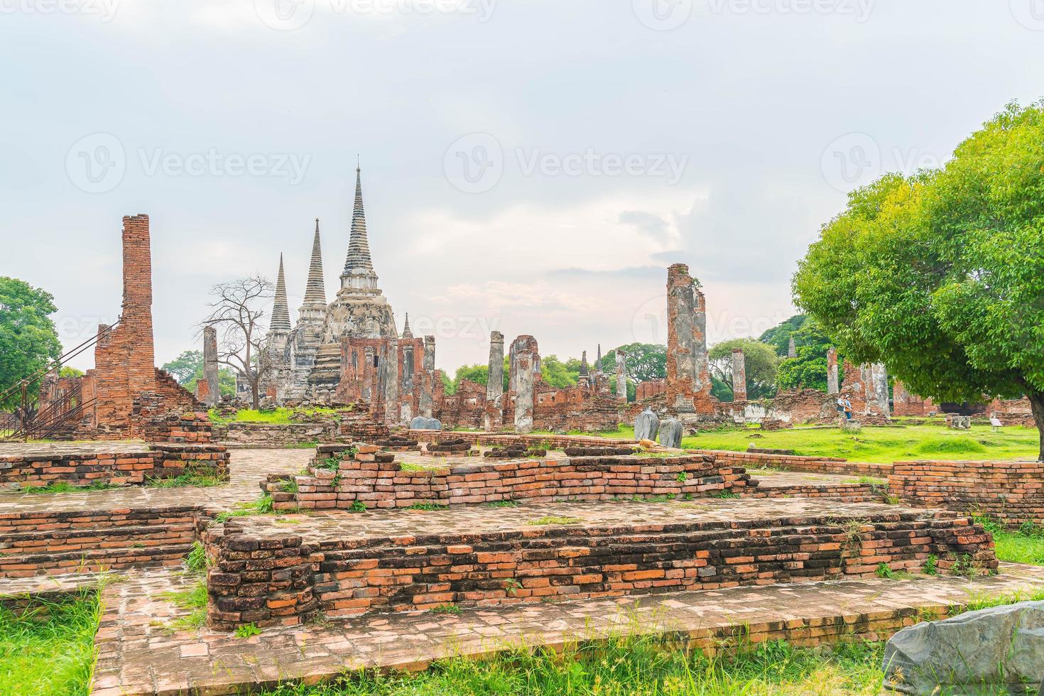 bela arquitetura antiga histórica de Ayutthaya na Tailândia - impulsione o estilo de processamento de cores foto