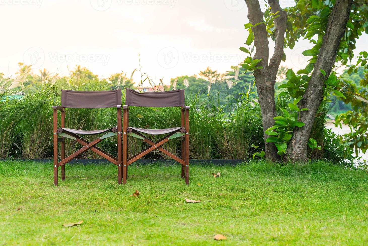 cadeira vazia na grama do parque - com estilo de processamento sunflare foto