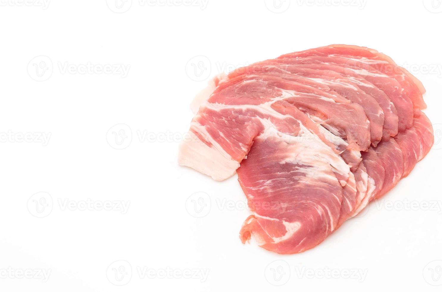 carne de porco fresca cortada em fundo branco foto