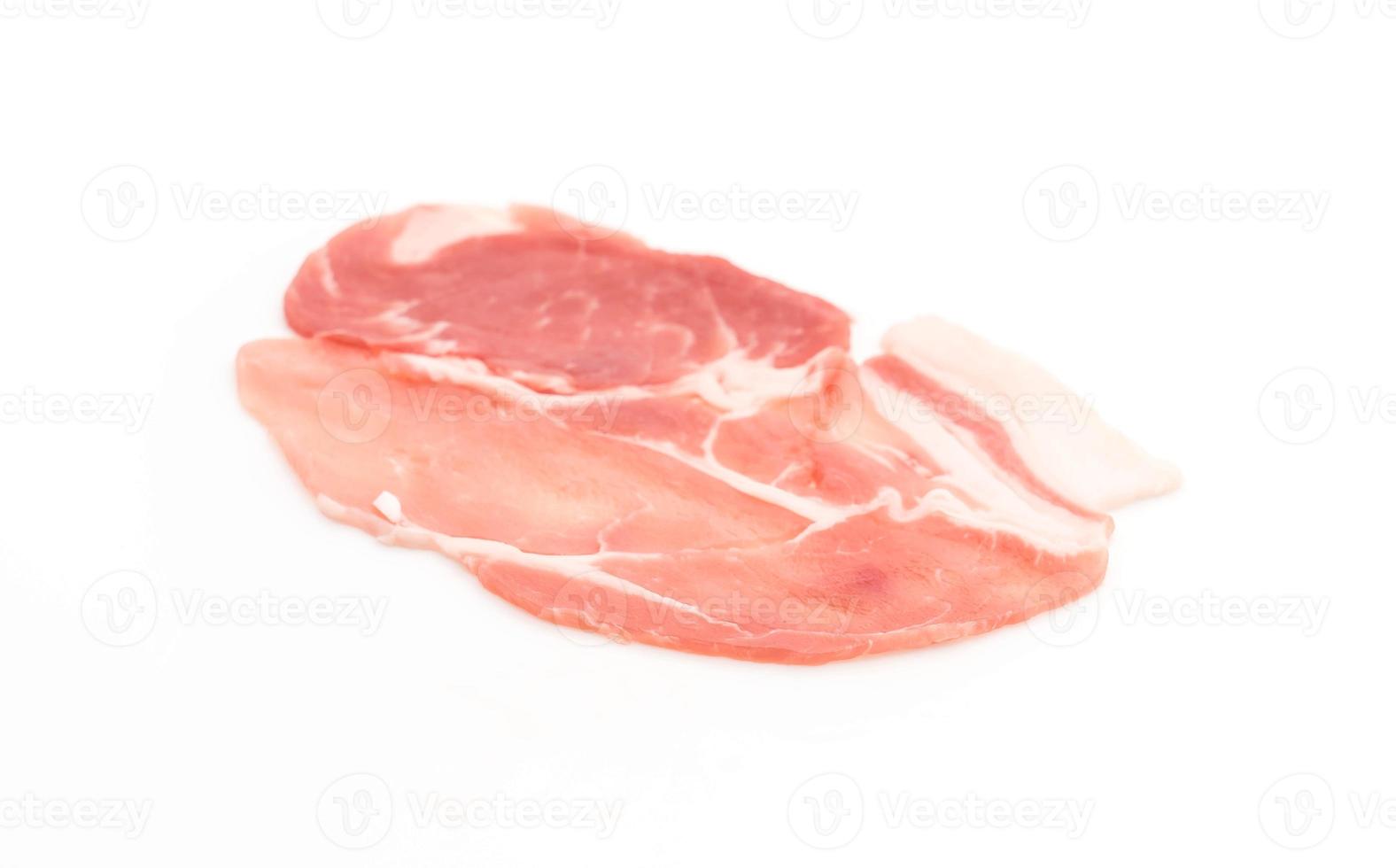 carne de porco fresca cortada em fundo branco foto