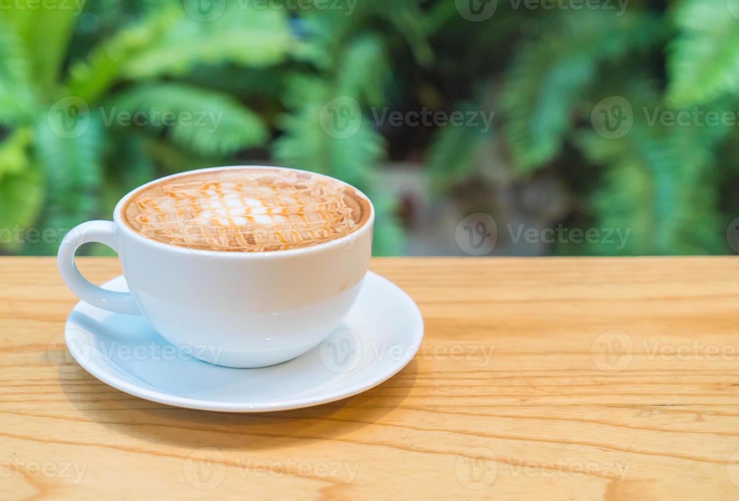 Macchiato de caramelo quente em cafeteria foto