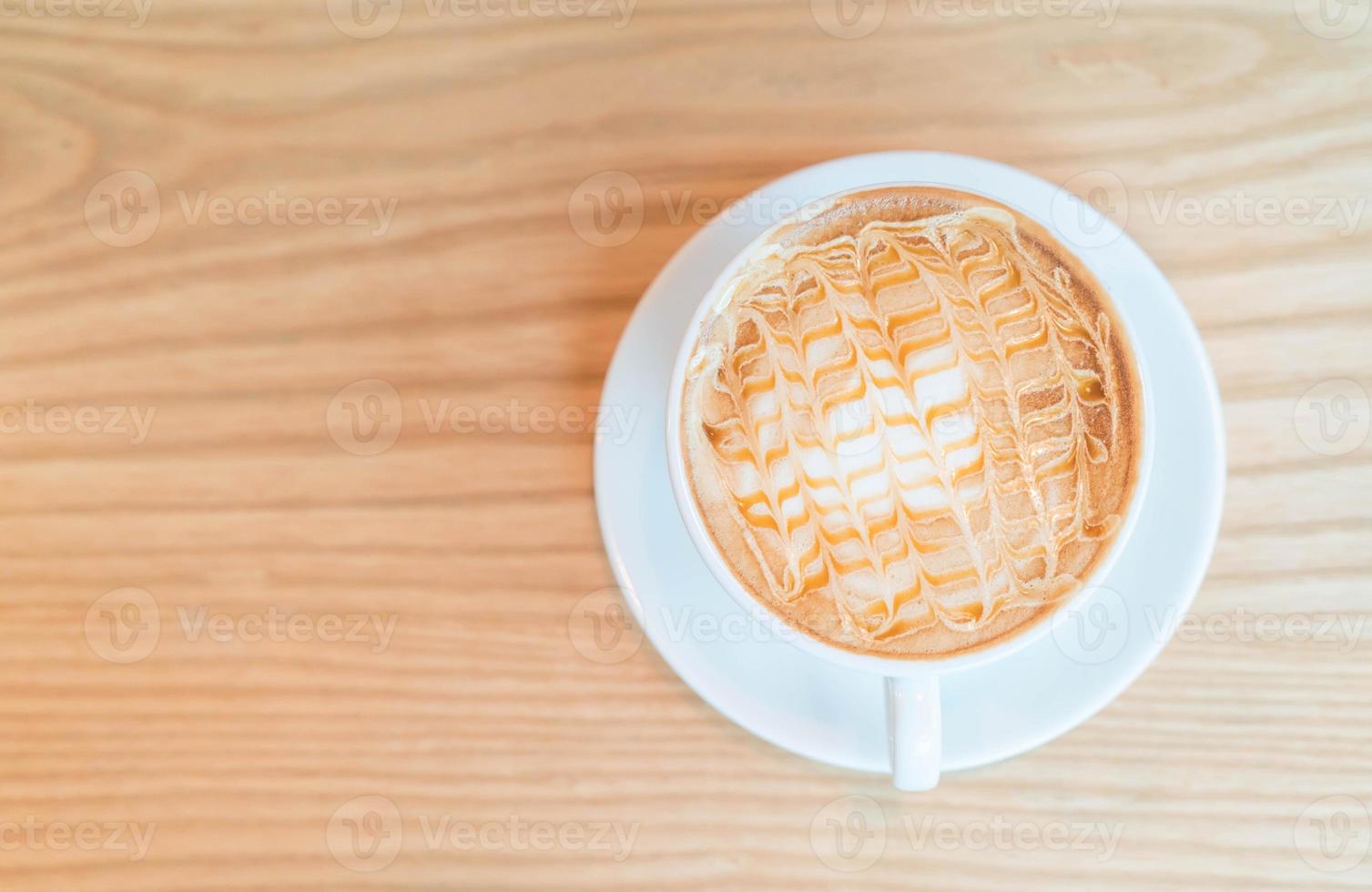 Macchiato de caramelo quente em cafeteria foto