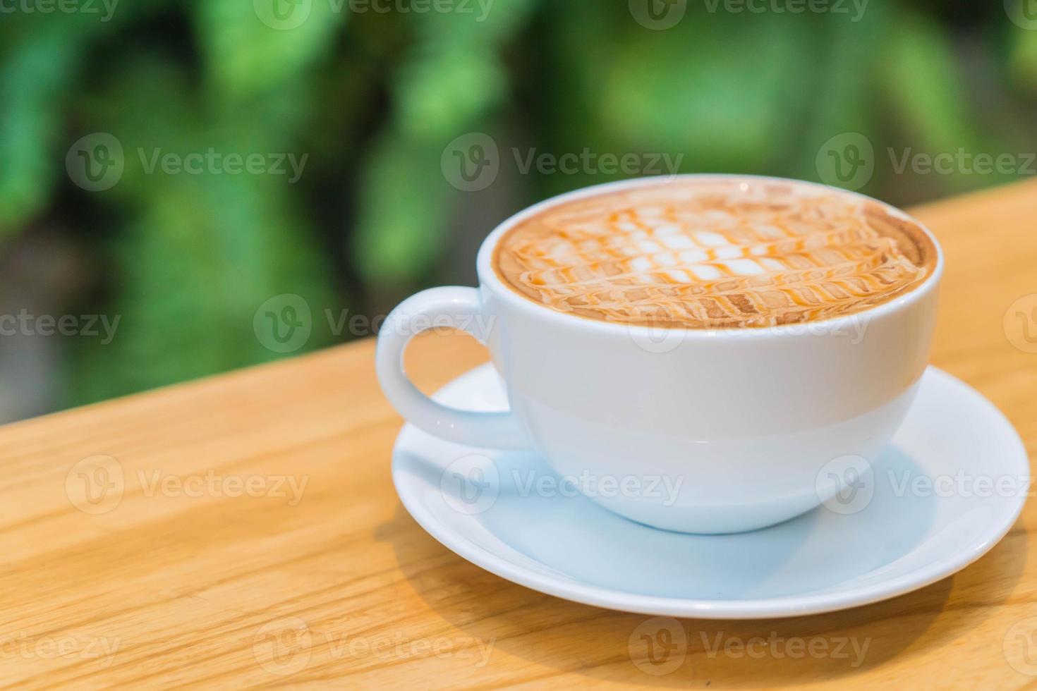 Macchiato de caramelo quente em cafeteria foto