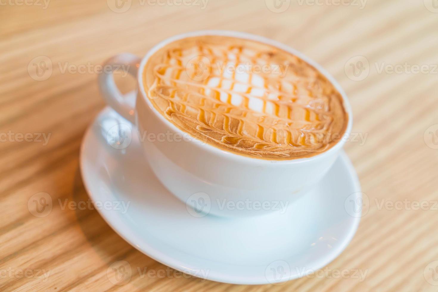 Macchiato de caramelo quente em cafeteria foto