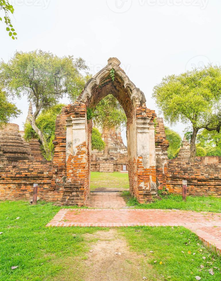 bela arquitetura antiga histórica de Ayutthaya na Tailândia - impulsione o estilo de processamento de cores foto