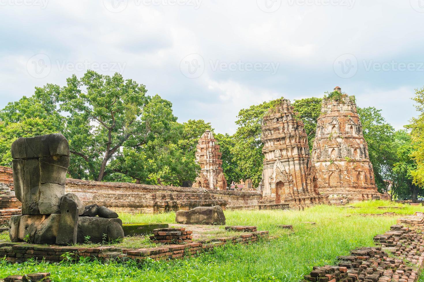 bela arquitetura antiga histórica de Ayutthaya na Tailândia - impulsione o estilo de processamento de cores foto