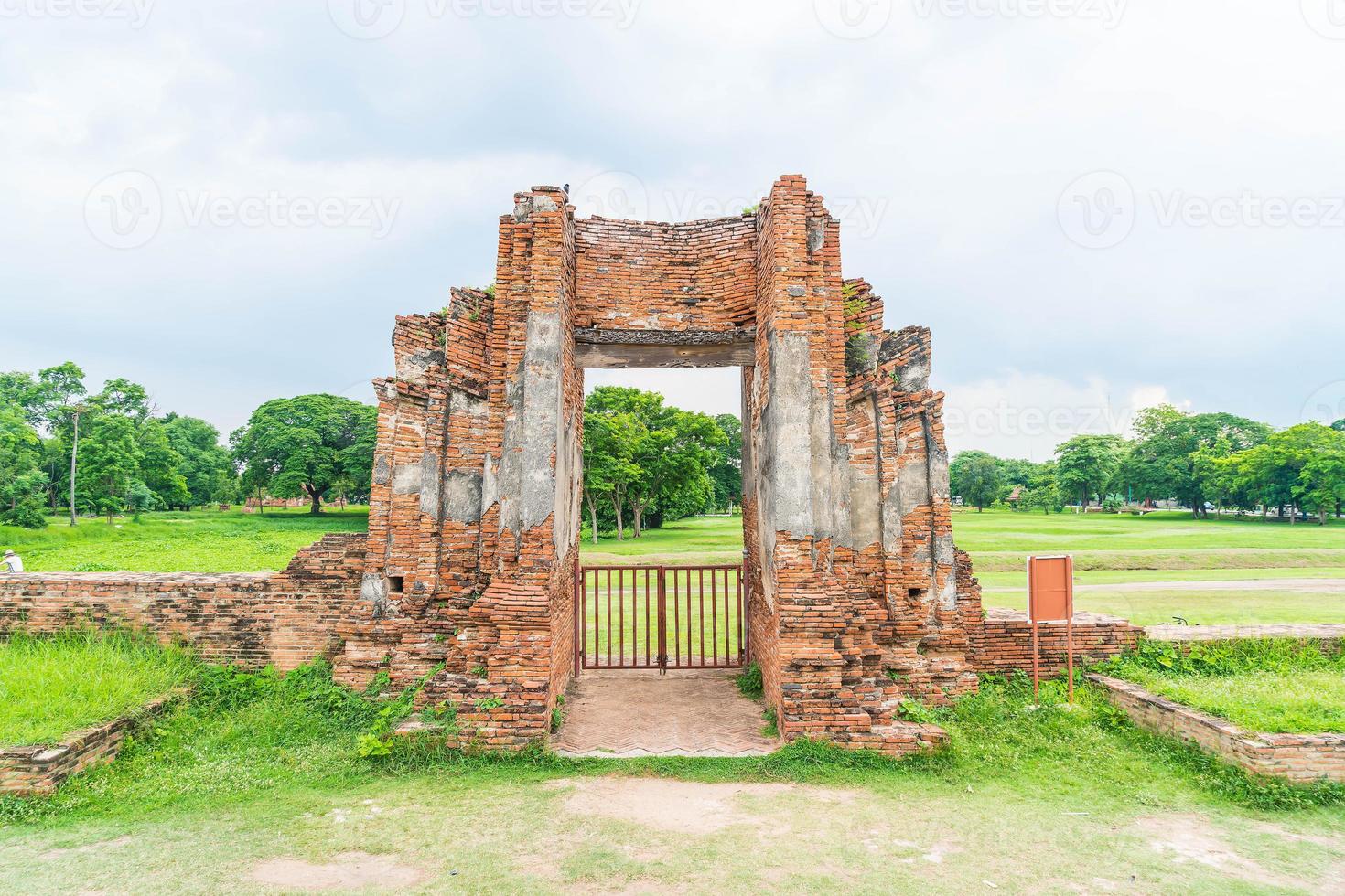 bela arquitetura antiga histórica de Ayutthaya na Tailândia - impulsione o estilo de processamento de cores foto