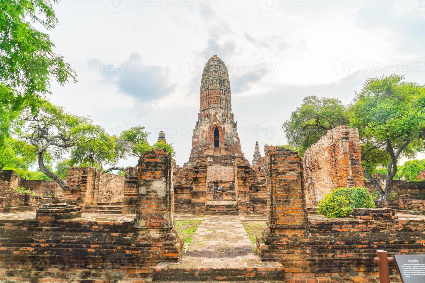 bela arquitetura antiga histórica de Ayutthaya na Tailândia - impulsione o estilo de processamento de cores foto