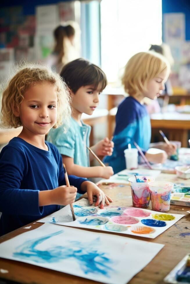 crianças pintura com aquarelas às escola foto