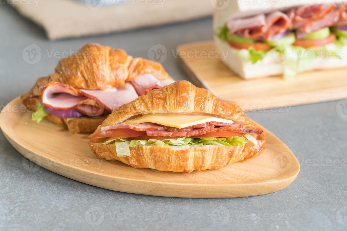 Croissant sanduíche de presunto na mesa foto