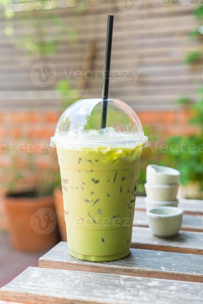 milkshake de chá verde gelado na mesa foto