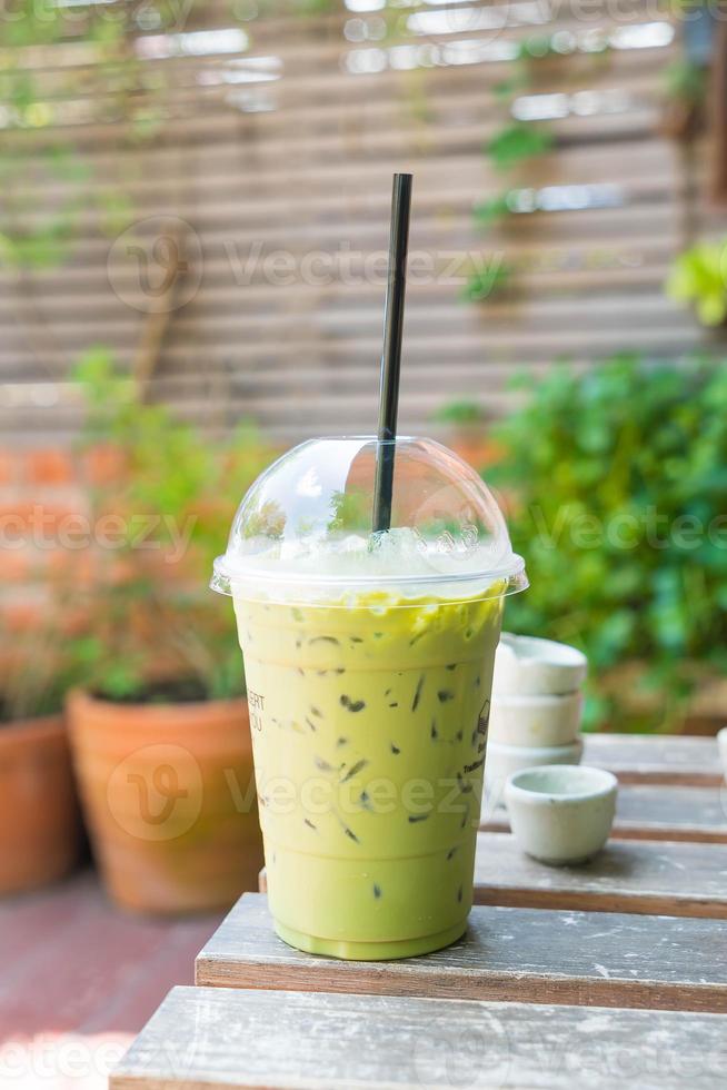 milkshake de chá verde gelado na mesa foto