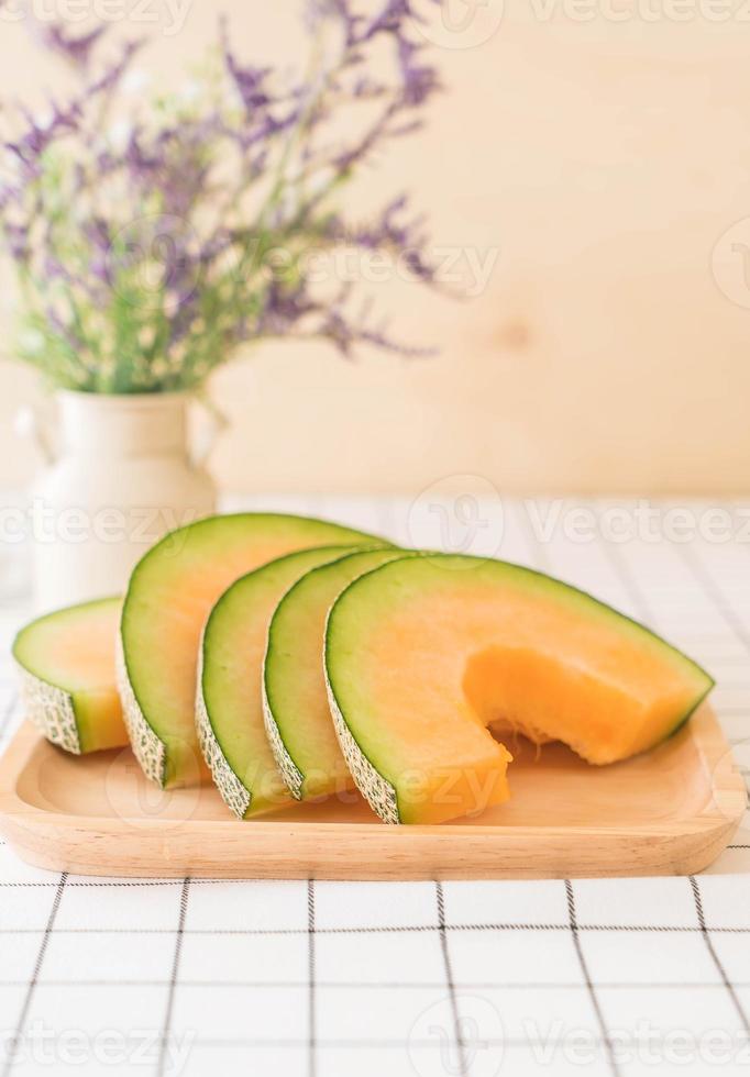 melão melão fresco para sobremesa na mesa foto