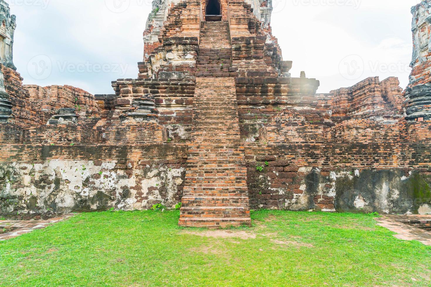 bela arquitetura antiga histórica de Ayutthaya na Tailândia - impulsione o estilo de processamento de cores foto