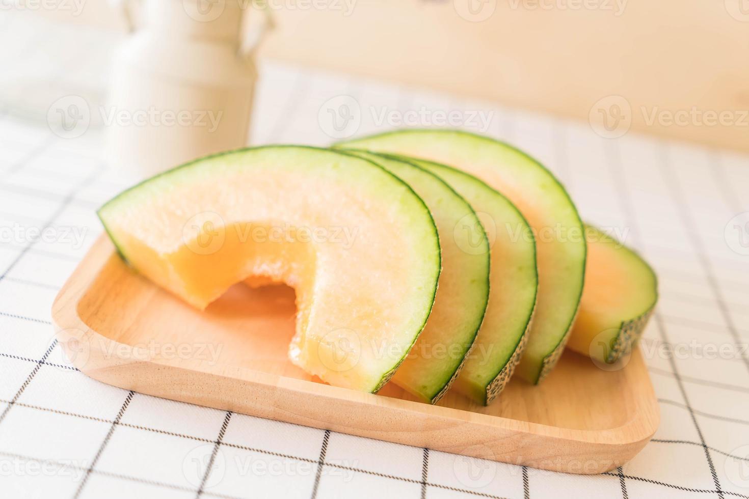 melão melão fresco para sobremesa na mesa foto