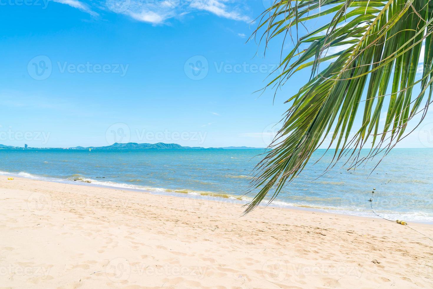 mar vazio e fundo de praia foto