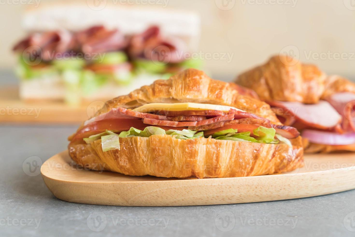 Croissant sanduíche de presunto na mesa foto