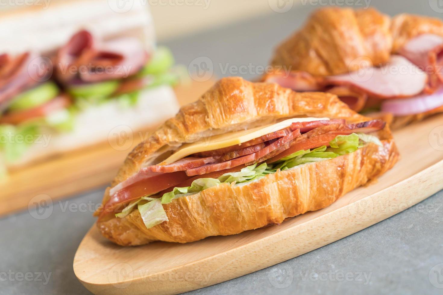 Croissant sanduíche de presunto na mesa foto