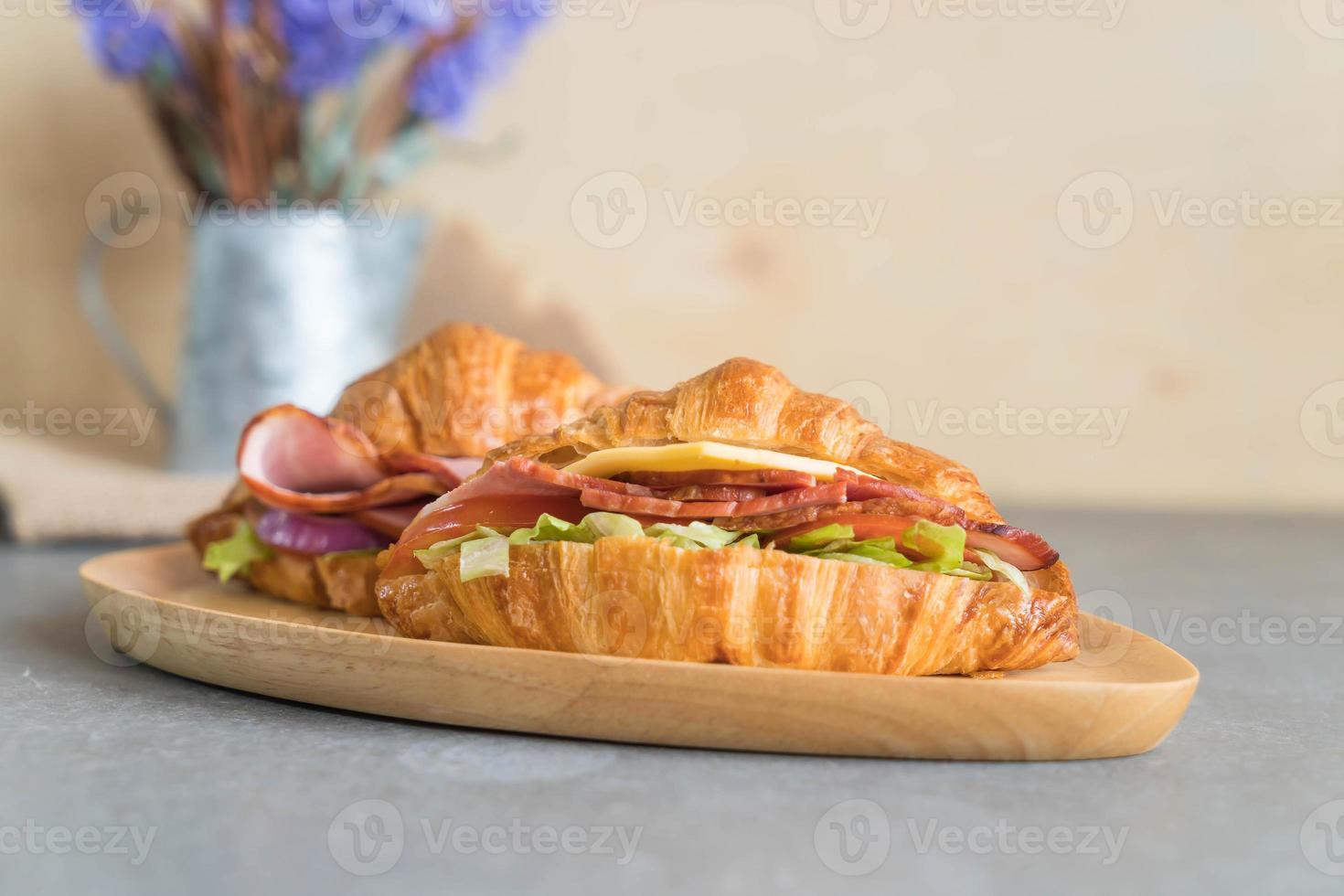 Croissant sanduíche de presunto na mesa foto