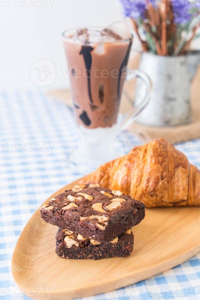 croissant e brownies na mesa foto