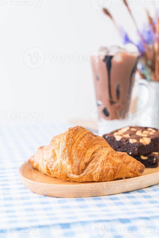 croissant e brownies na mesa foto