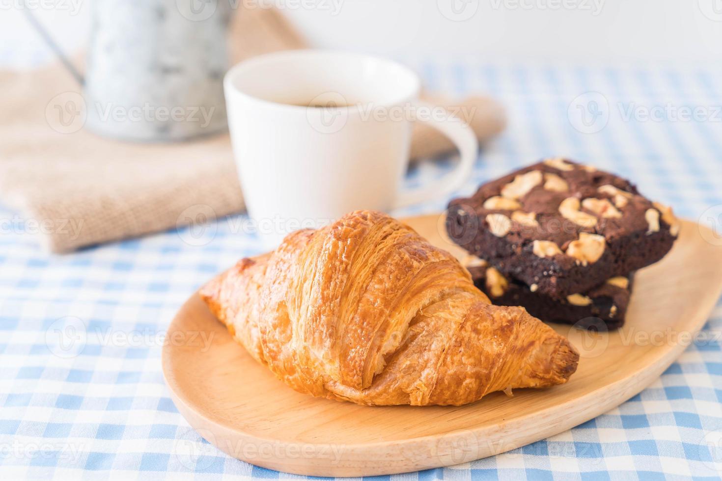 croissant e brownies na mesa foto