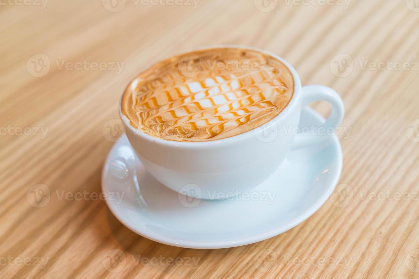 Macchiato de caramelo quente em cafeteria foto