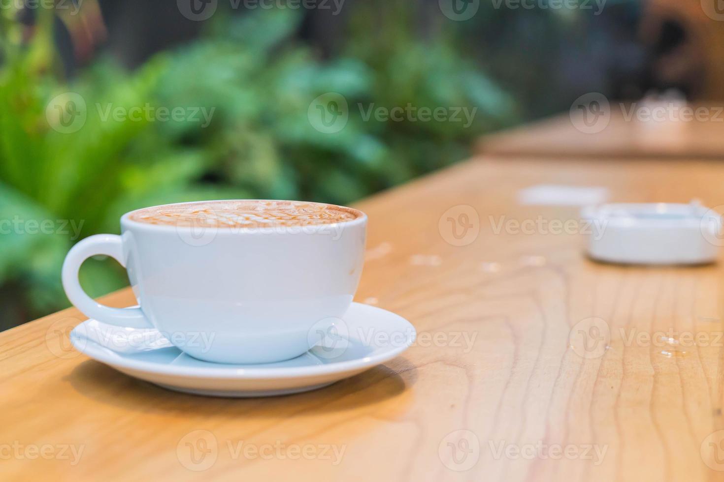 Macchiato de caramelo quente em cafeteria foto