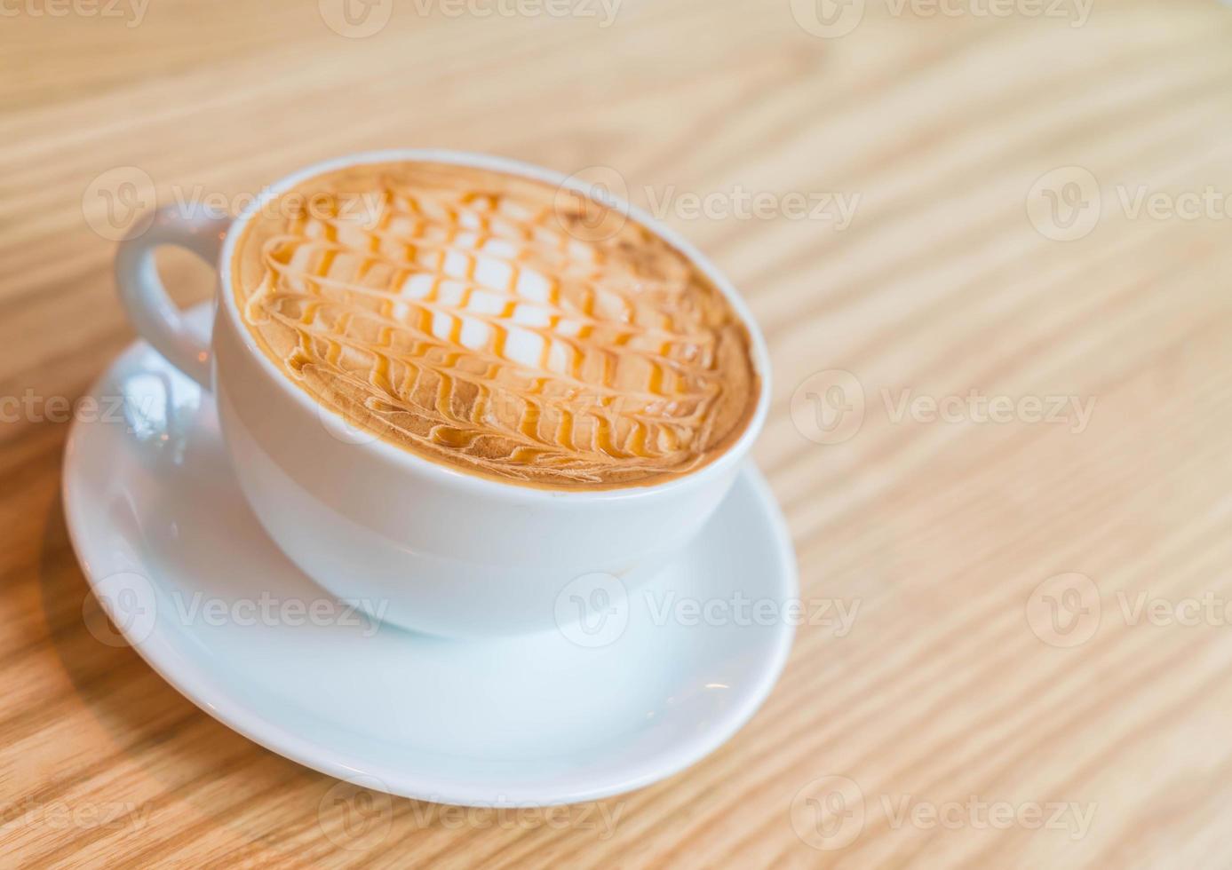 Macchiato de caramelo quente em cafeteria foto