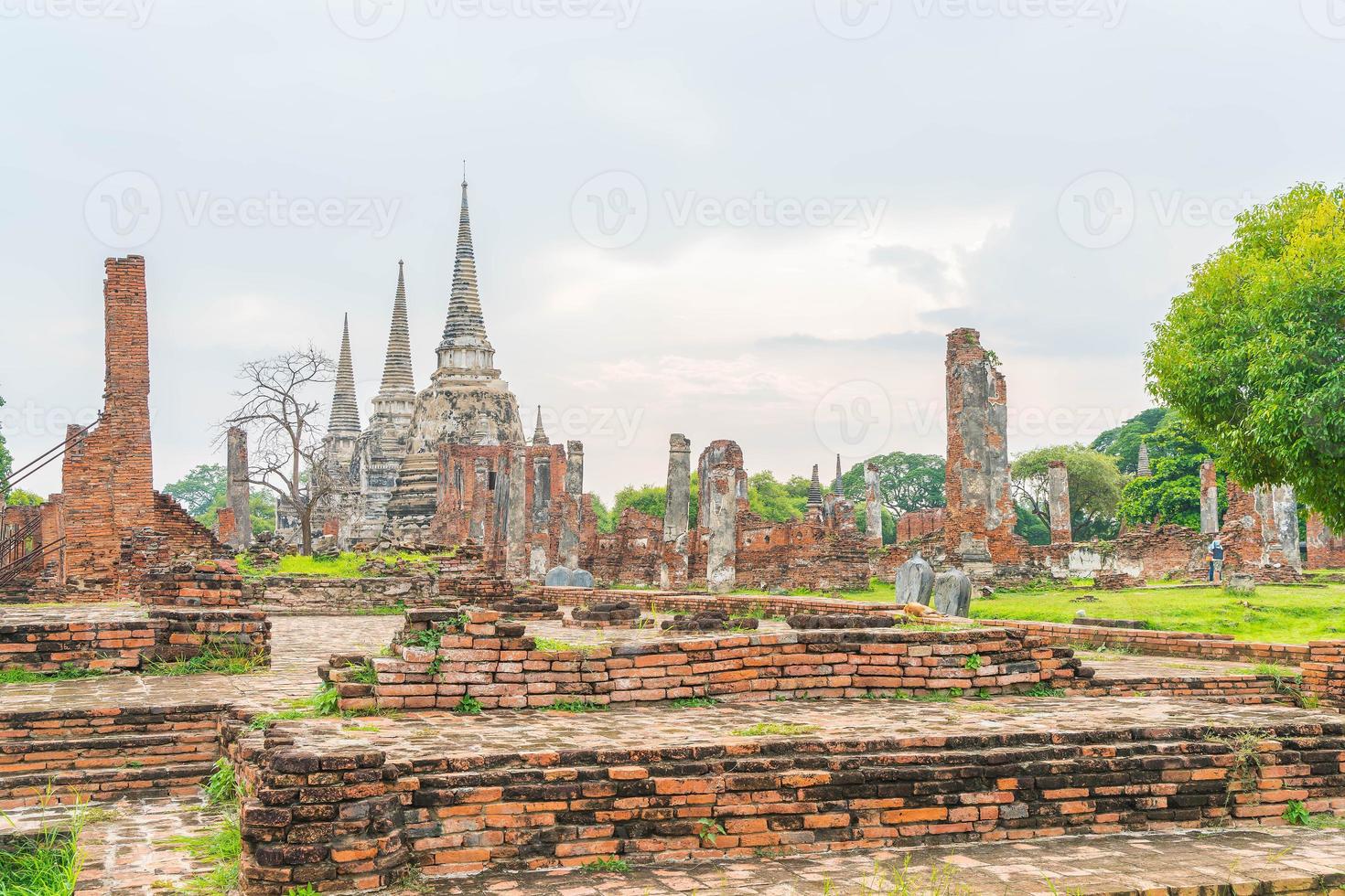 bela arquitetura antiga histórica de Ayutthaya na Tailândia - impulsione o estilo de processamento de cores foto