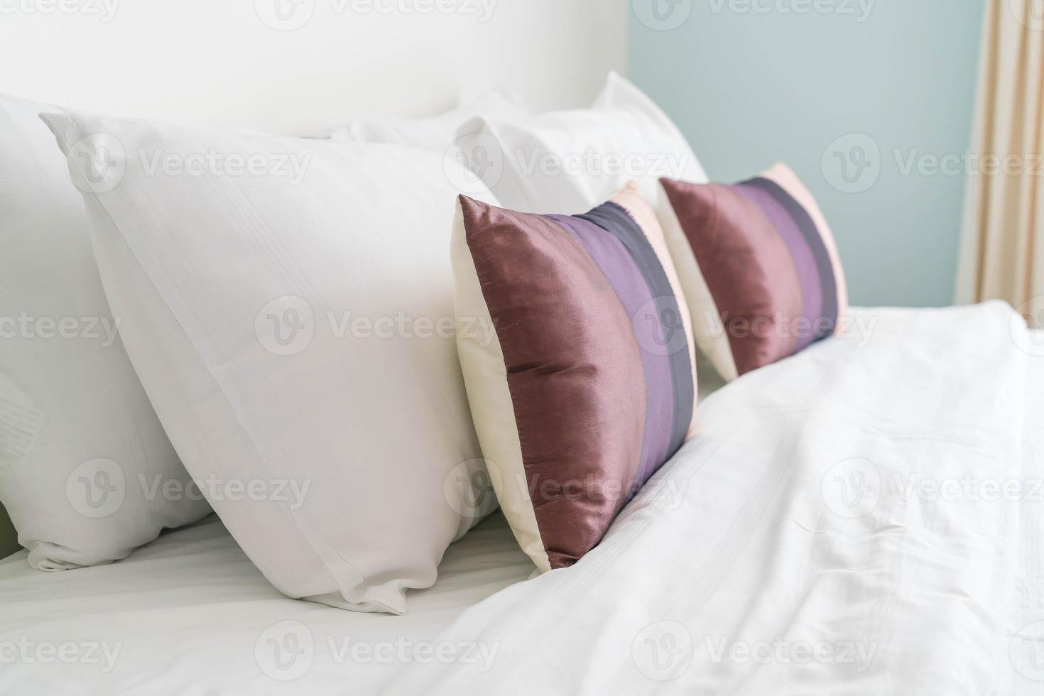 decoração de travesseiro na cama no interior do quarto foto