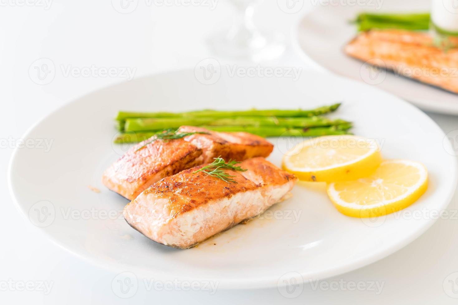 bife de salmão grelhado na mesa foto