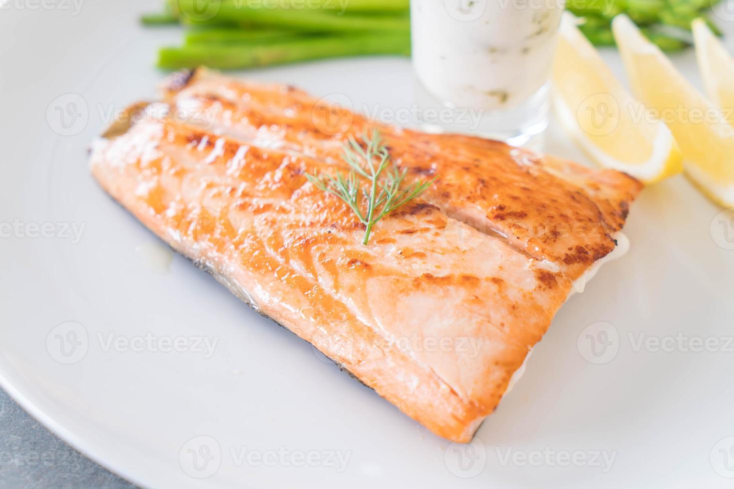 bife de salmão grelhado na mesa foto