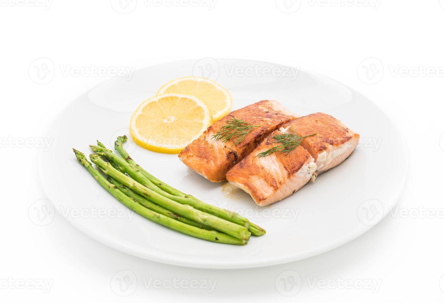 bife de salmão grelhado no fundo branco foto