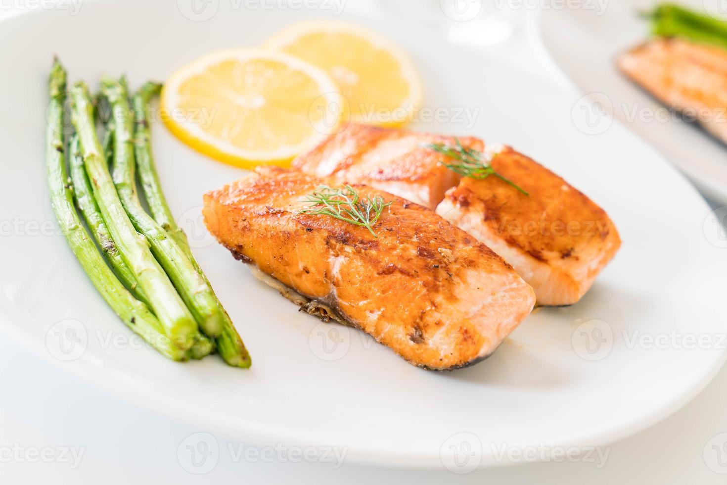 bife de salmão grelhado na mesa foto