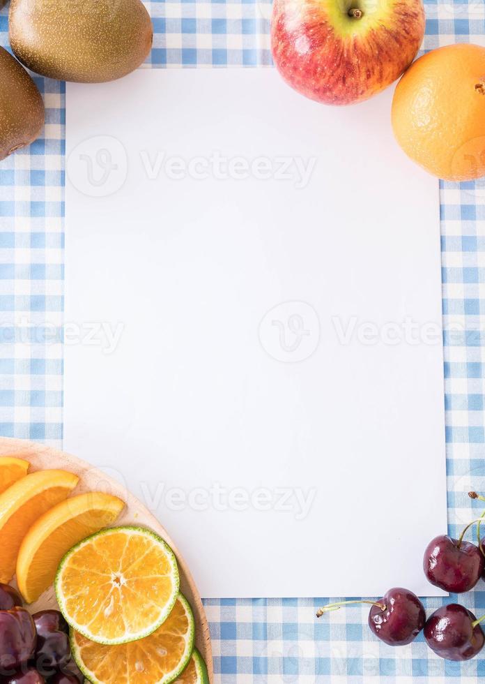 frutas fatiadas mistas com espaço de cópia foto
