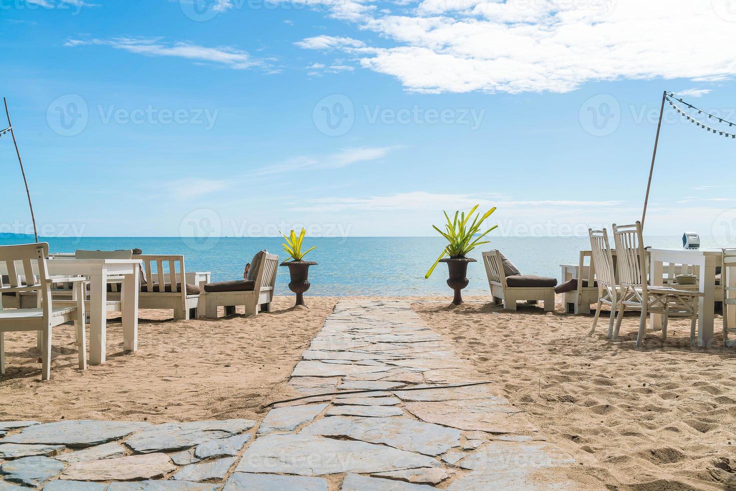 passarela com fundo de céu e mar foto