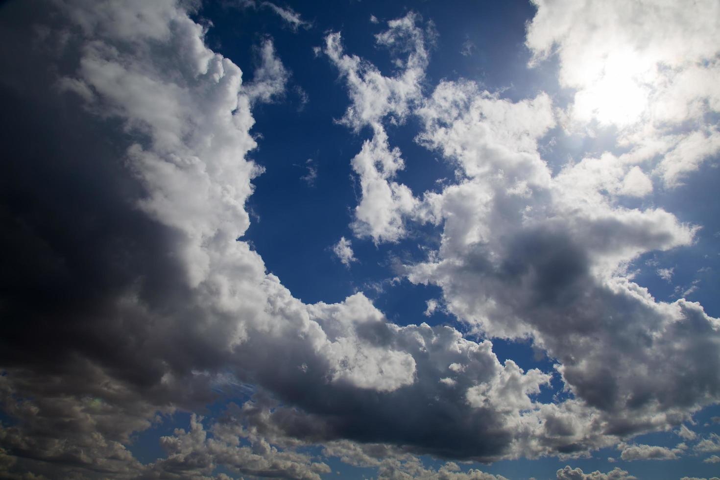 nuvens naturais no céu foto