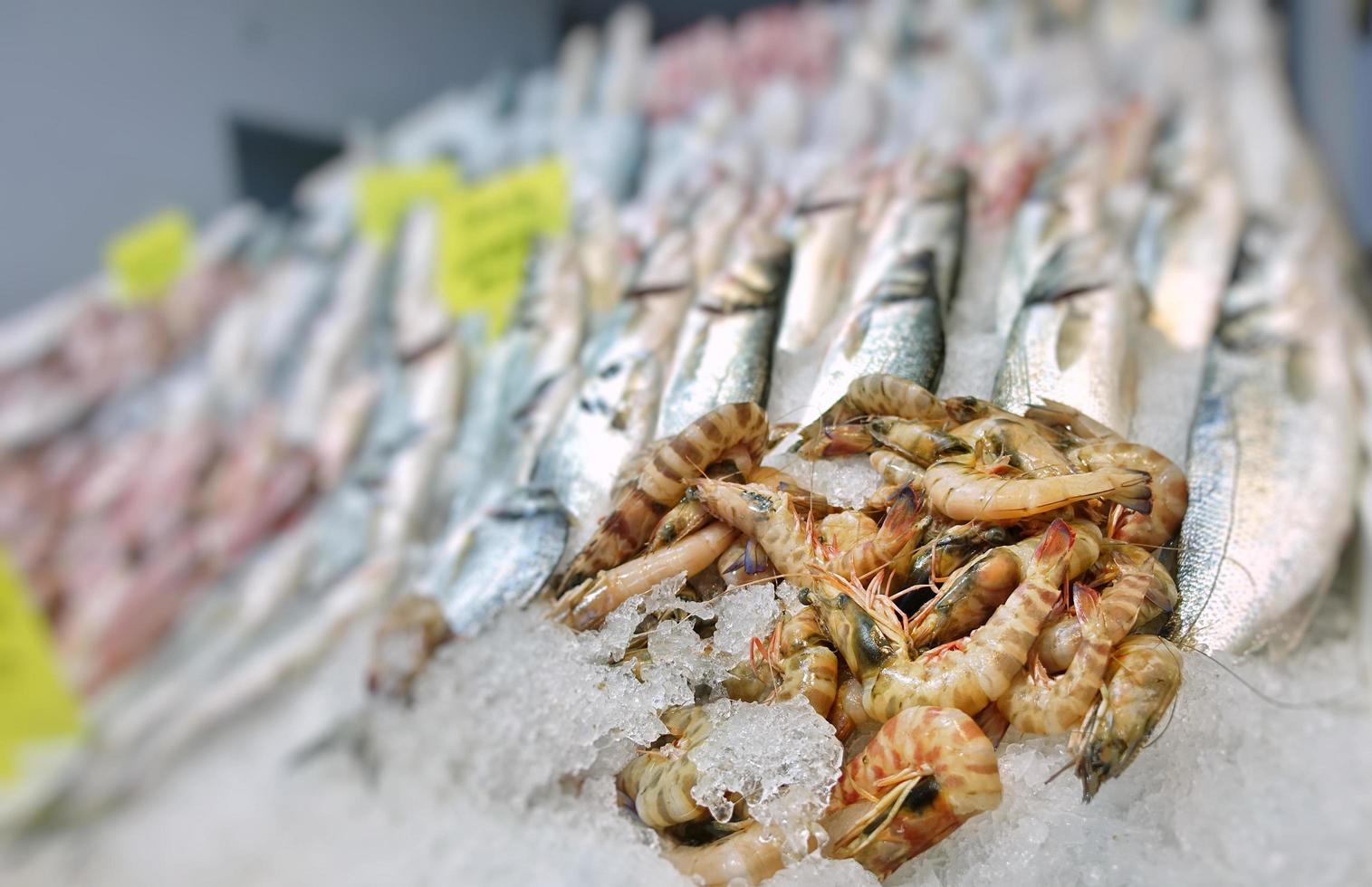 comida de peixe em uma barraca de peixaria foto