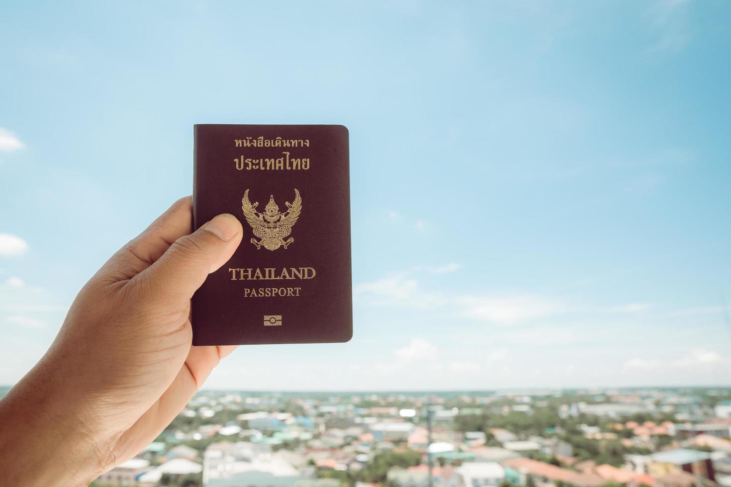 passaporte na Tailândia, isolado no fundo do céu foto
